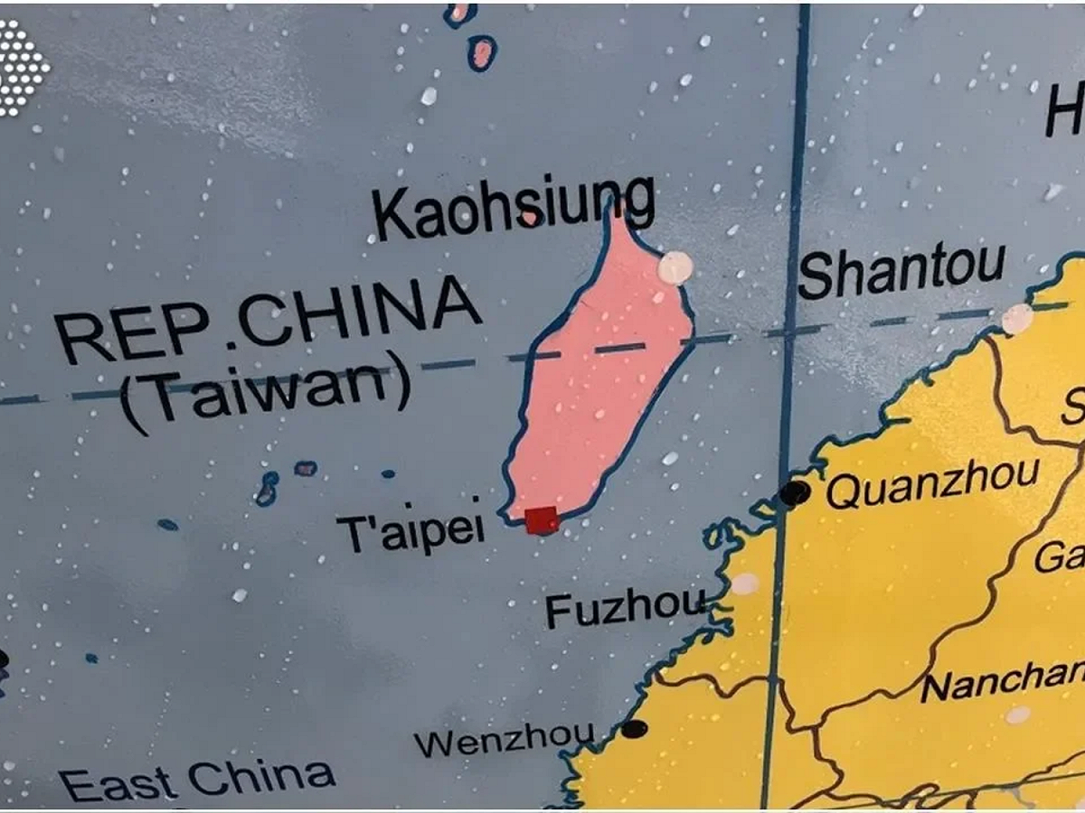 LSE是總統蔡英文的母校，學校3月設立由透納獎得主、藝術家沃林格（Mark Wallinger）設計的公共藝術品「顛倒的世界」（The World Turned Upside Down），是一個上下顛倒的地球儀，上頭標有各國疆界和首都。 圖：翻攝自Youtube