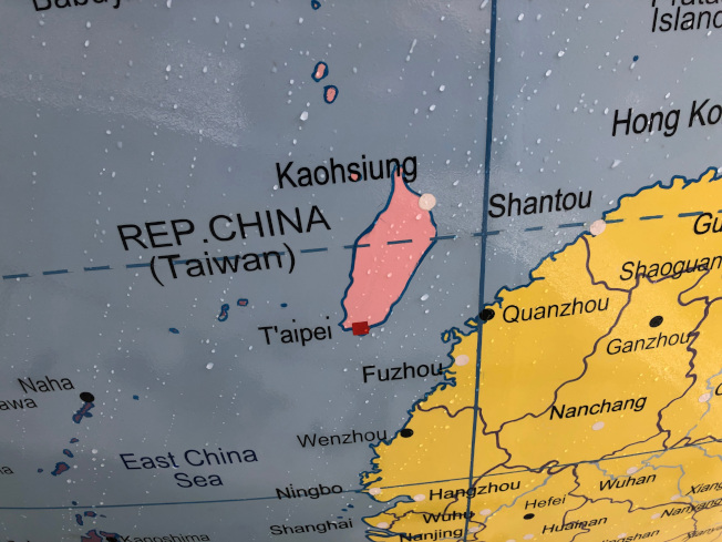 倫敦政經學院設立一座地球儀公共藝術品，把台灣和中國分為不同顏色，遭到中國留學生抗議，會議後決定改為同一顏色。 圖/中央社