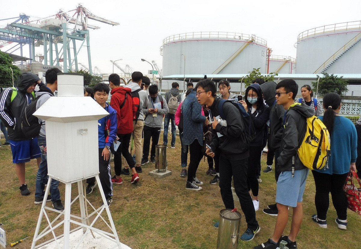 學生參觀高雄氣象站觀測坪 圖：國教署提供