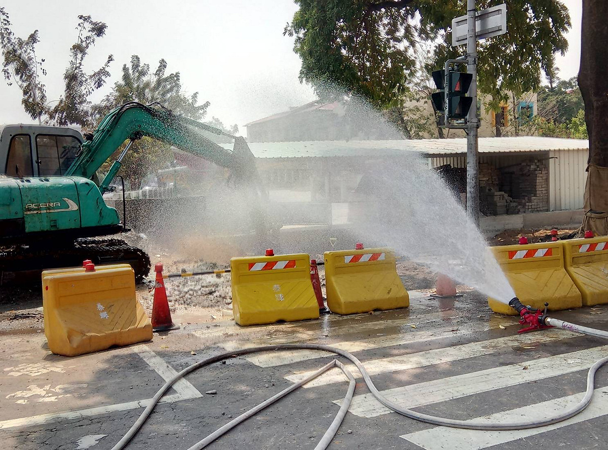 高雄市鳳山區國泰路二段60巷今日上午施工不慎挖破瓦斯管線，現場已派欣雄瓦斯公司的人員止漏中。 圖：高雄市政府提供