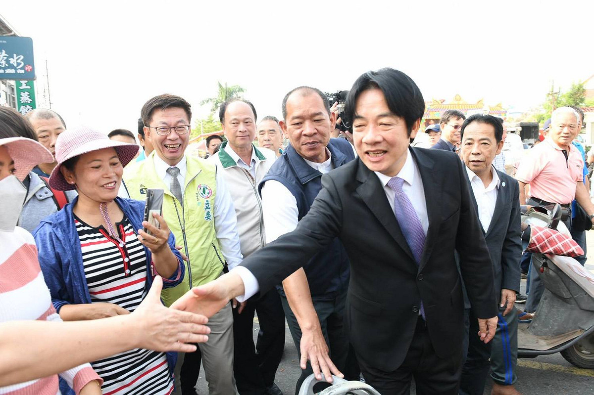 民進黨總統初選參選人賴清德今天至台南下營上帝廟参香，祈求選舉順利，受到民眾熱烈歡迎，甚至大喊「總統好」。 圖：翻攝自郭國文臉書