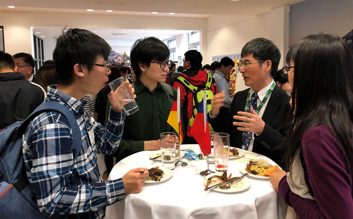 陳良基於歐洲攬才團德國場的宴會中與其他海外學人互相交流。 圖：科技部提供。