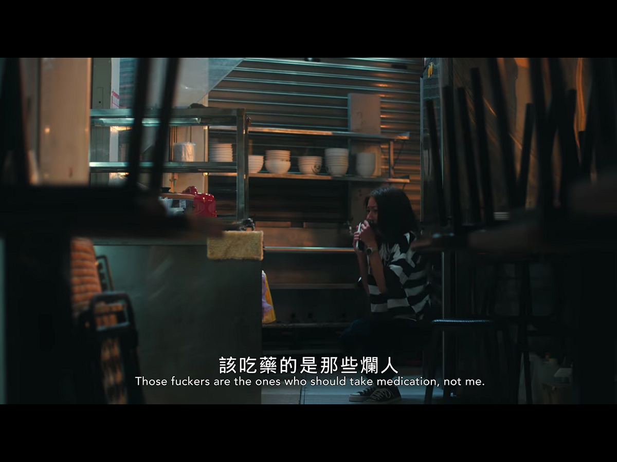「惡」是什麼？是持槍衝進電影院裡濫射，無差別殺害數十人的兇手？還是為收視率妖魔化兇手，並且公審兇手家庭的電視台？還是名為伸張正義，實則只想出鋒頭與洩憤，因而聚眾到兇手家裡潑漆砸店的8+9？…… 圖：翻攝自Youtube