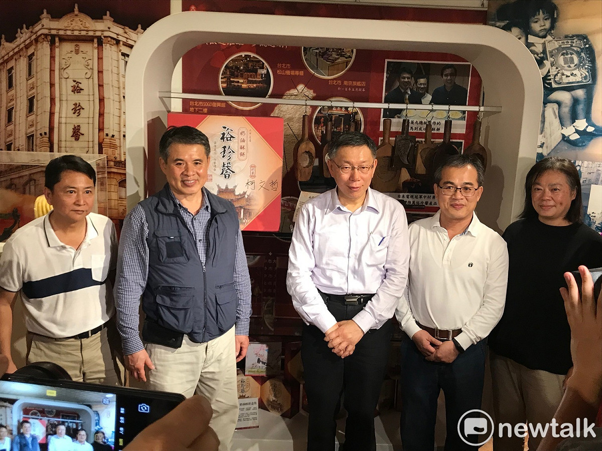 台北市長柯文哲（右3）參觀裕珍馨三寶文化館。 圖：周煊惠 / 攝