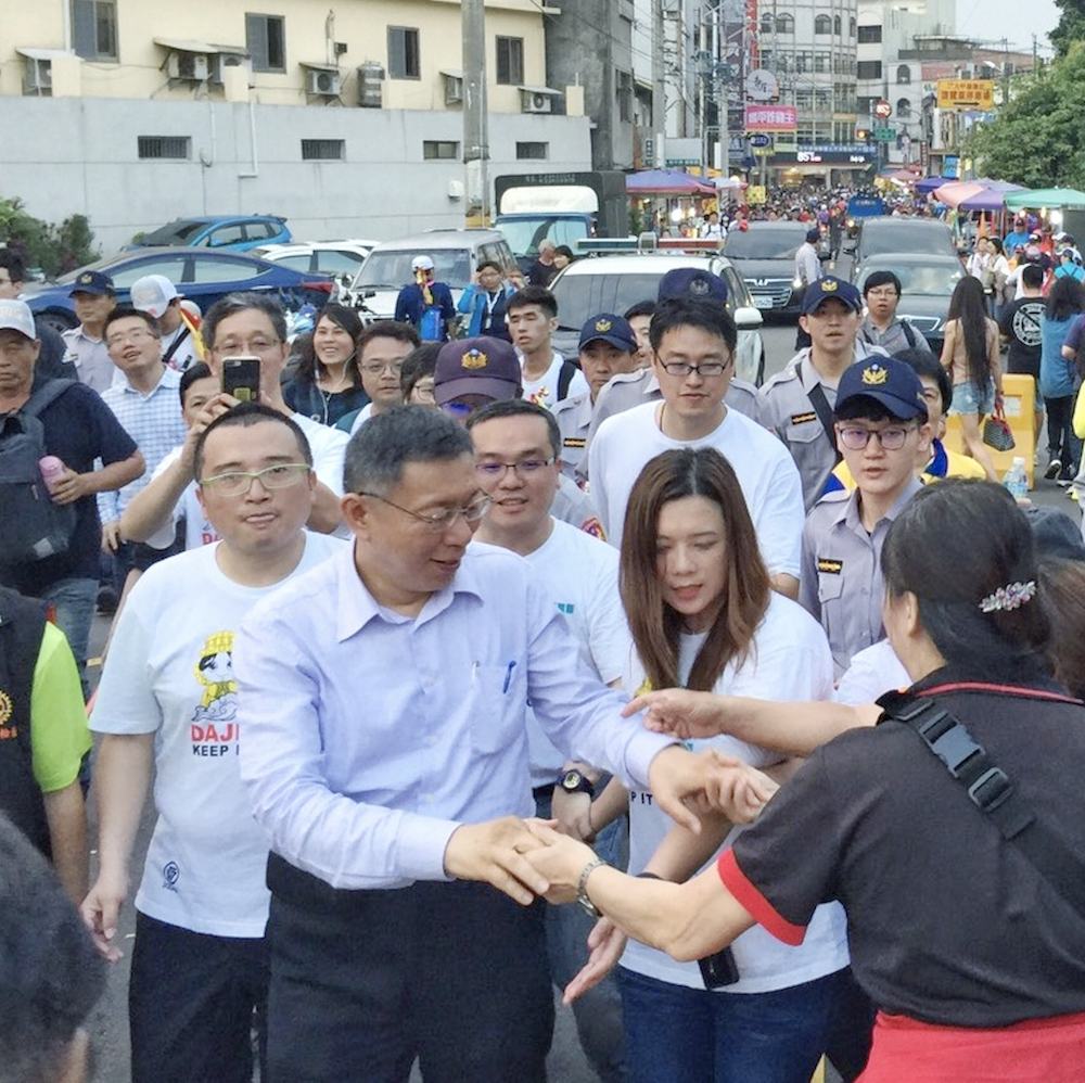 台北市長柯文哲參加大甲媽祖遶境，事先推出的大甲媽與柯文哲「潮T」，幕僚都穿在身上支持。 圖：翻攝柯文哲全國揪朋友LINE@