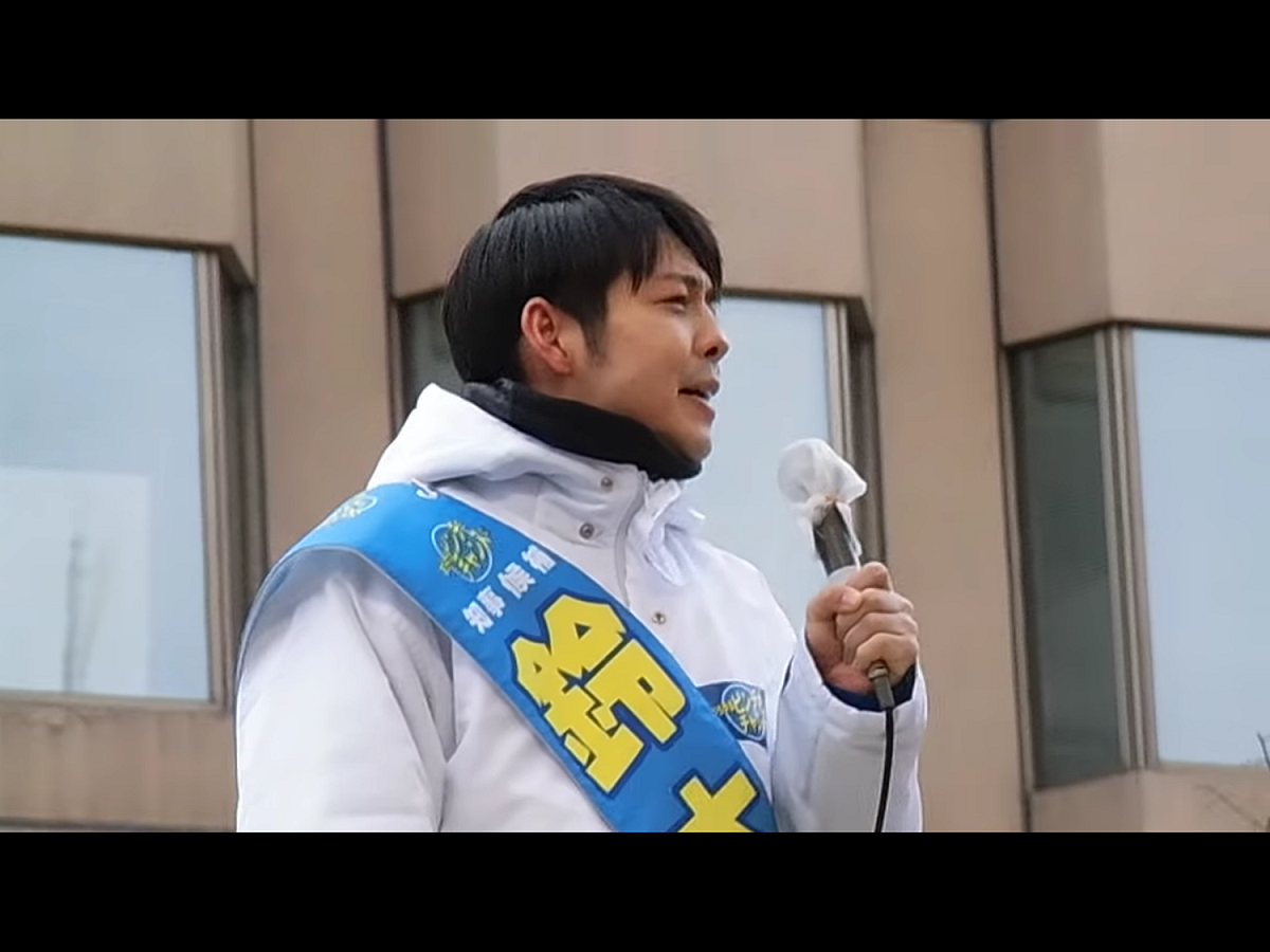 鈴木直道曾由東京都政府派到因負債累累而破產的北海道夕張市支援，成為派遣職員後，於2011年夕張市選舉時當選，當時30歲的他成為全國最年少、首度當選的市長，後來當了兩任共8年的市長。 圖：翻攝自Youtube