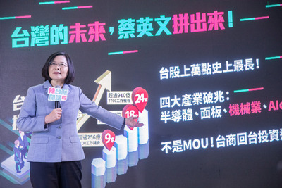 總統蔡英文3日晚間出席「辣台派開講」活動，和支持者近距離互動。  圖：小英之友會提供