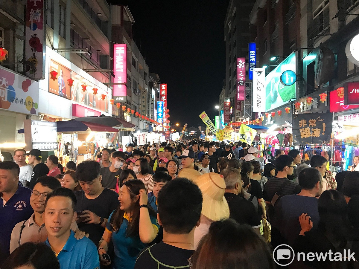 每年大甲鎮瀾宮繞境附近滿滿的人潮。 圖：周煊惠 ／攝　（資料照）