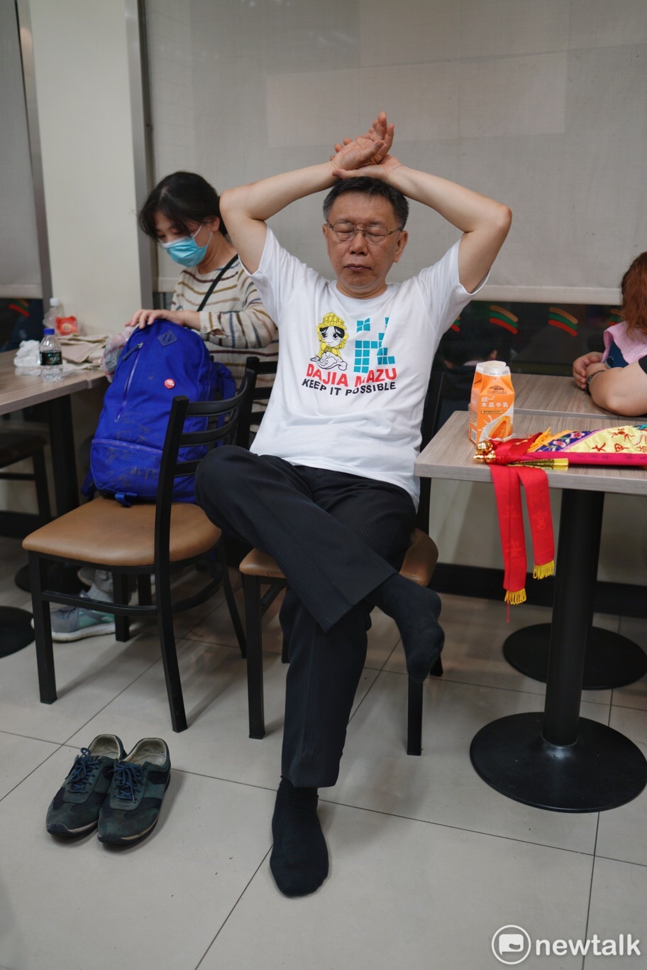 柯文哲參加大甲媽祖遶境活動，途中坐在椅子上瞇一下。 圖：張良一／攝影