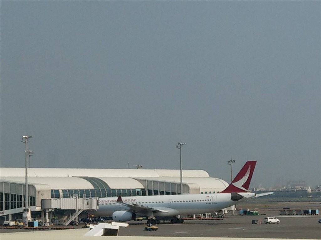 港龍航空今早高雄飛香港班機引擎冒煙，立刻折返小港機場安全降落。 圖：高雄航空站/提供
