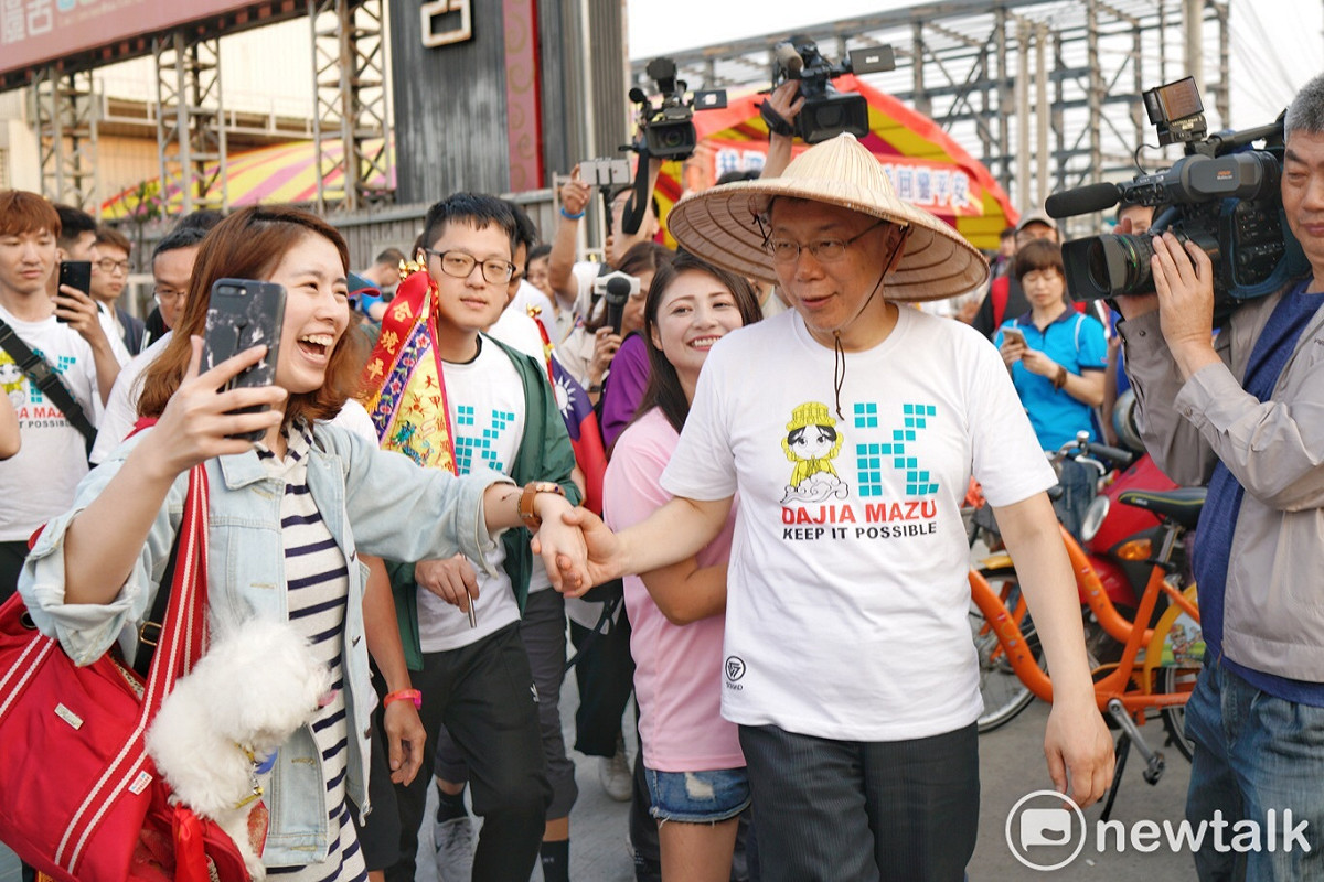 柯文哲參加大甲媽祖遶境活動，年輕小女生開心與柯握手致意。 圖：張良一／攝影
