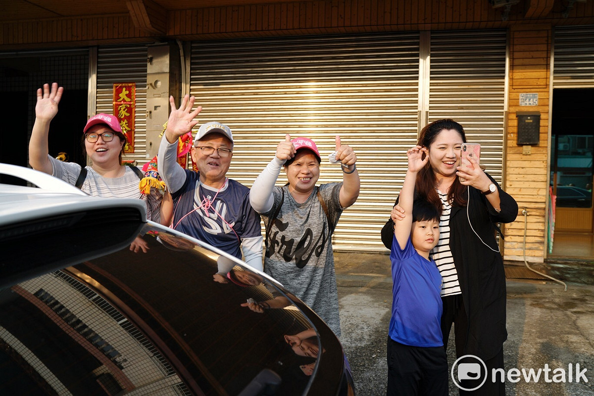 柯文哲參加遶境活動，沿路民眾熱情支持。 圖：張良一／攝影