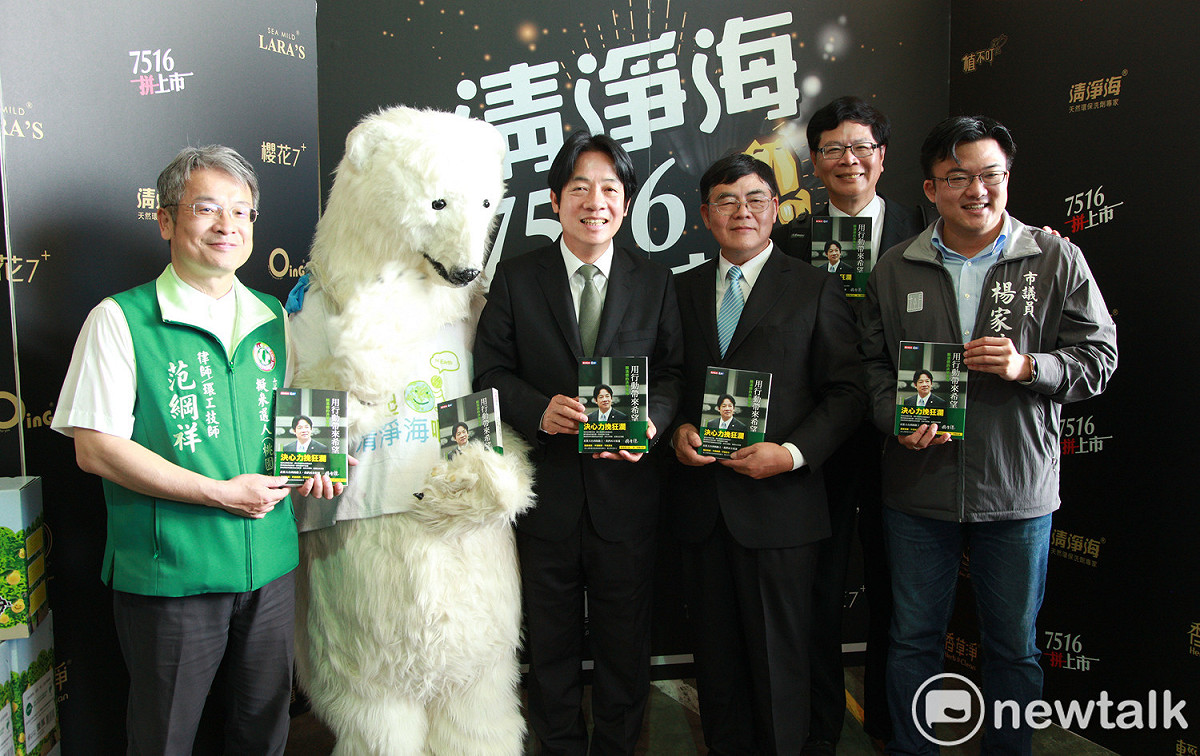 賴清德(右四)今天走訪桃園市清淨海生技公司，與董事長羅志禮(右三)、市議員楊家俍(右一)、前市議員范綱祥(左一)合影。 圖：林昀真/攝