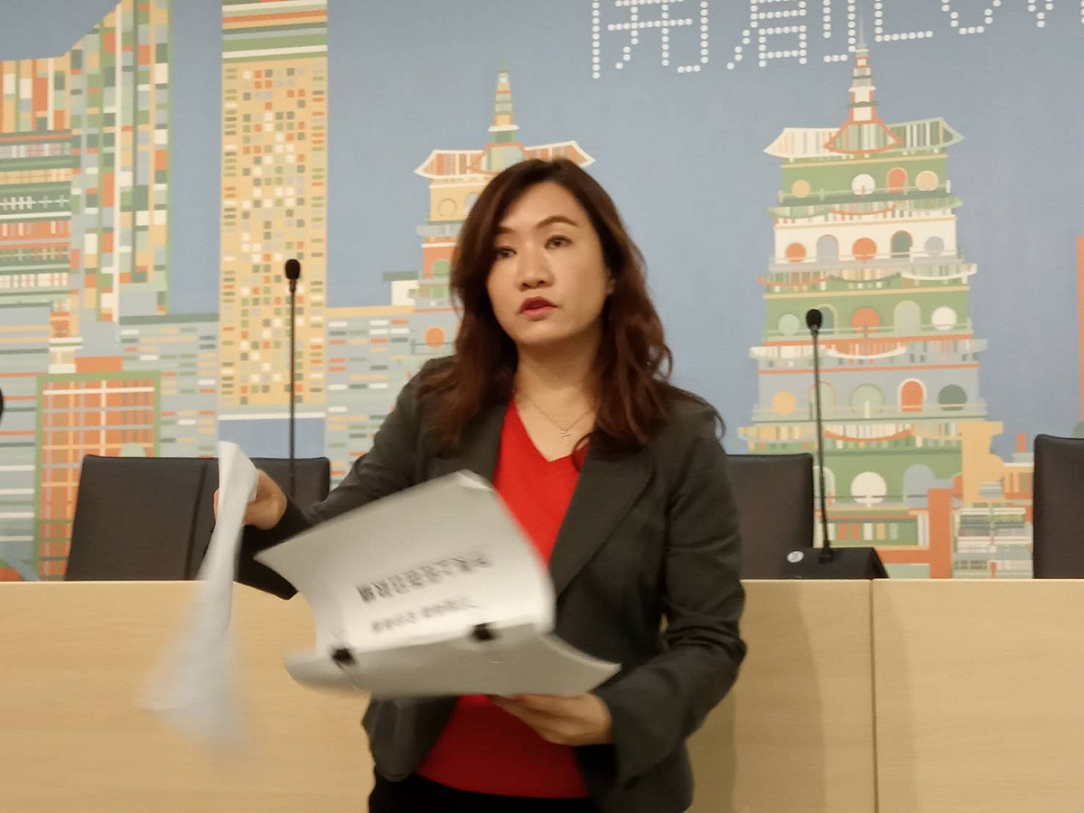 王淺秋舉經發局資料及數據駁高雄企業倒閉潮。 圖：孫家銘／攝