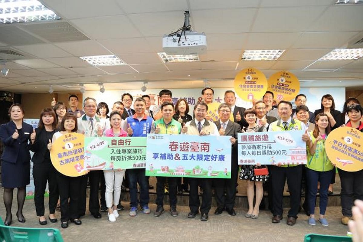 搭配交通部觀光局春遊補助專案，台南市推出限定好康，台南市長黃偉哲在記者會中發布各項優惠內容，。（黃博郎攝）