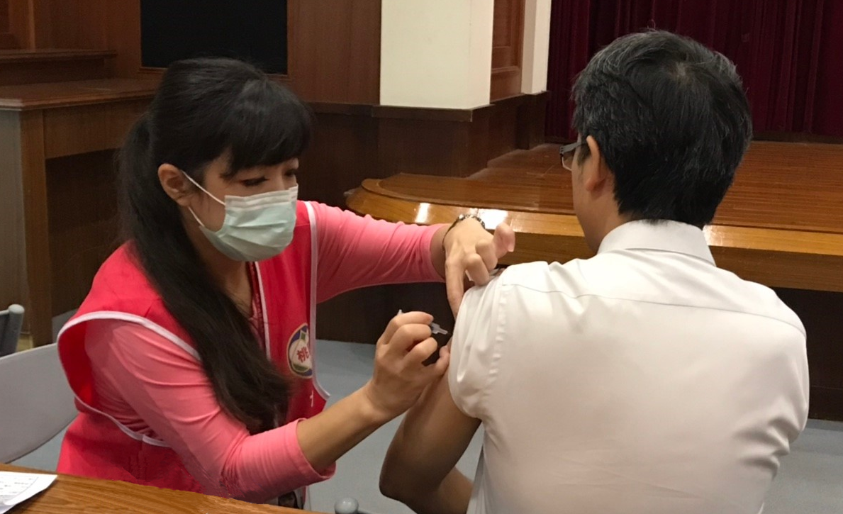 桃園市政府衛生局自即日起全面開放市民接種流感疫苗，凡107年10月後尚未接種民眾，不分年齡皆可持身份證件及健保卡至各區衛生所接種。 圖；桃園市衛生局/提供 (資料照片)