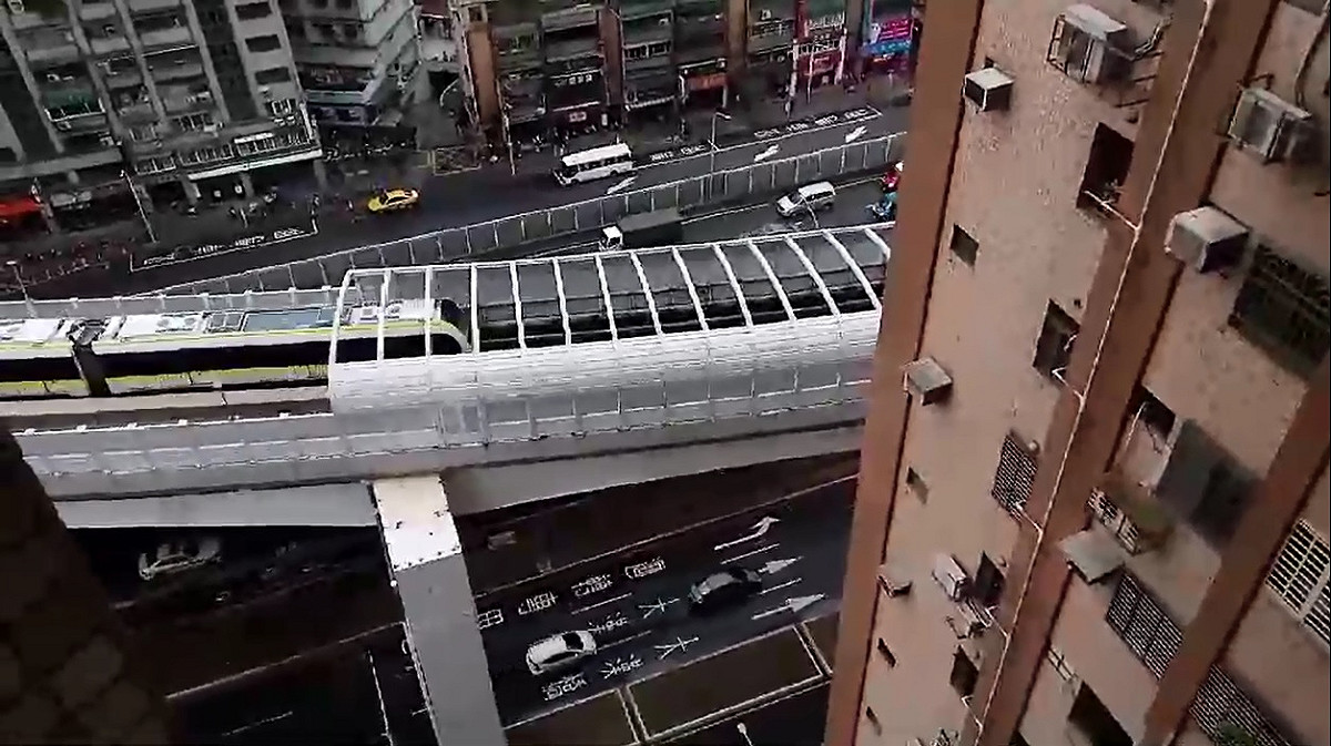板橋區民生路三段「昇陽文化廳」社區一帶大樓，位處捷運環狀線 CF660A區段路線轉彎處、捷運列車上下坡的路段，最近試車天天出現誇張的噪音聲。 圖：翻攝劉美芳提供影片
