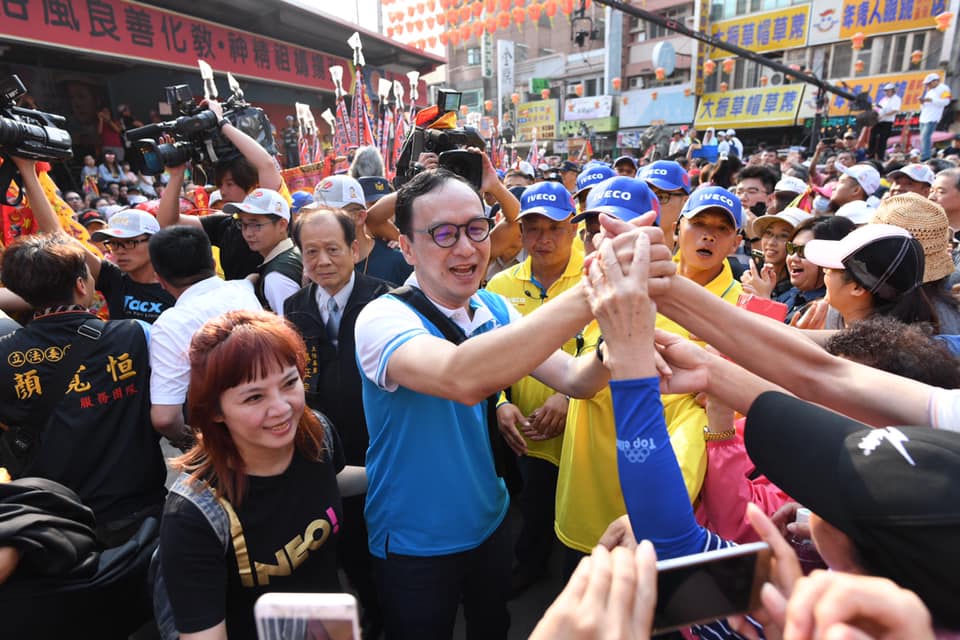 前新北市長朱立倫今天繼續大甲媽祖繞境行程來到彰化縣，並接受電台採訪。 圖：翻攝自朱立倫臉書