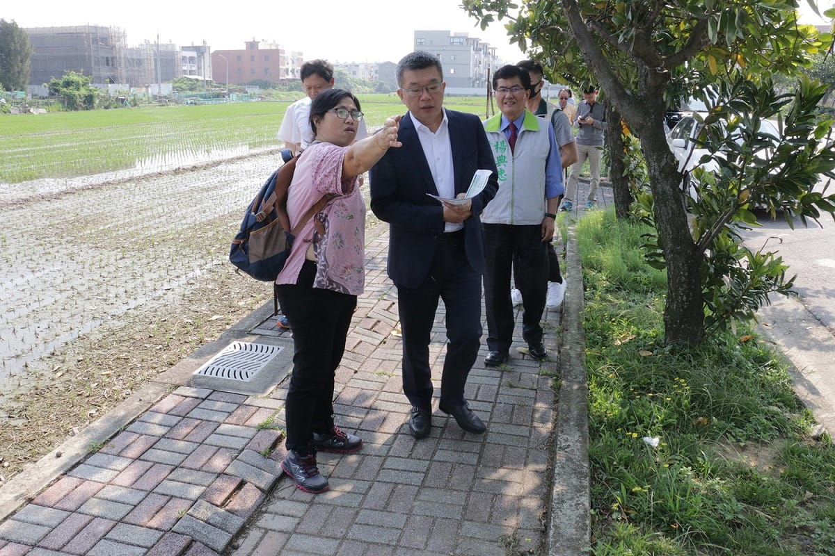 蔡其昌會勘清水、梧棲多條道路改善工程，他說，路平政績要讓鄉親有感。 蔡其昌辦公室/提供