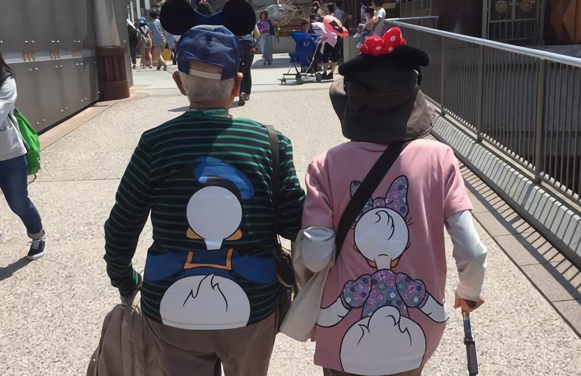 銀髮夫妻手牽手逛迪士尼樂園，超有愛畫面讓網友讚爆直呼好感動。 圖／翻攝自臉書爆料公社