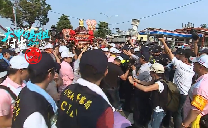 大甲媽祖鑾轎今日下午4點進入彰化市區爆發推擠。 圖：翻攝自大甲鎮瀾宮臉書