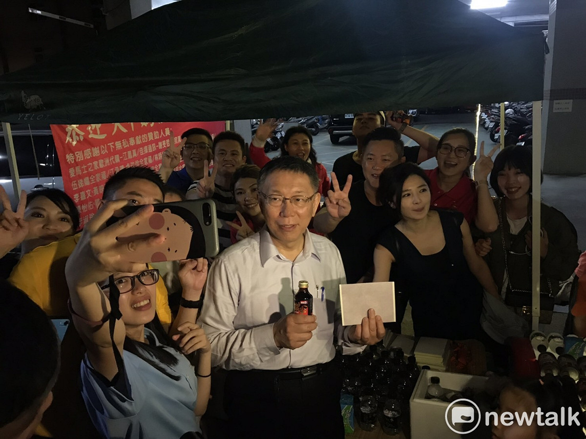 柯文哲晚間7點多走在花壇地區時，熱情民眾將他拉進去「餵食」。 圖：周煊惠 / 攝