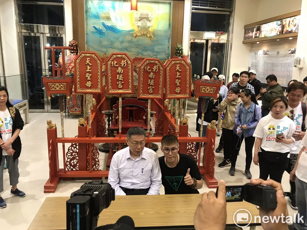 柯文哲與民眾拍照。 圖：周煊惠 / 攝