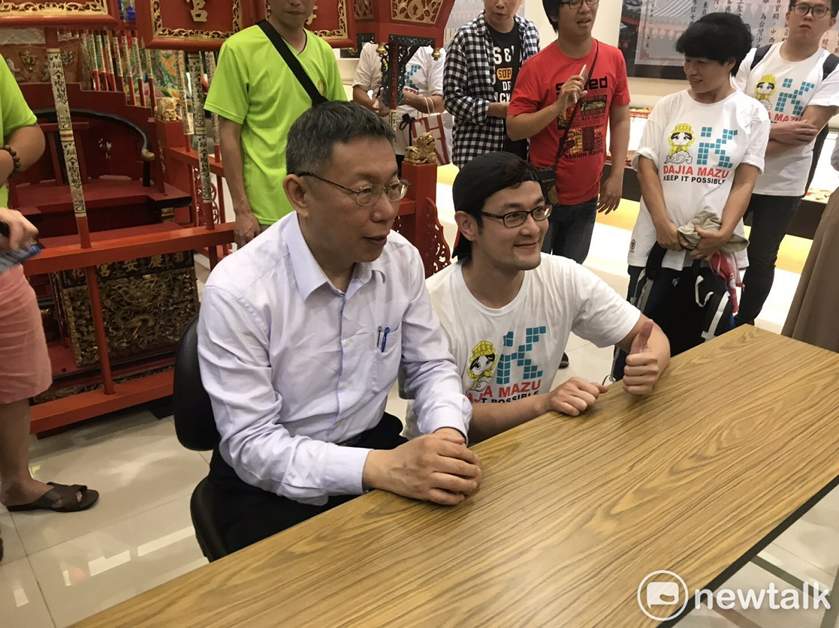 柯文哲與民眾拍照。 圖：周煊惠 / 攝