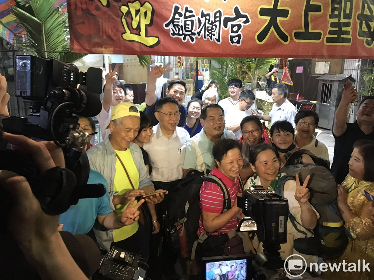 柯文哲與民眾拍照。 圖：周煊惠 / 攝