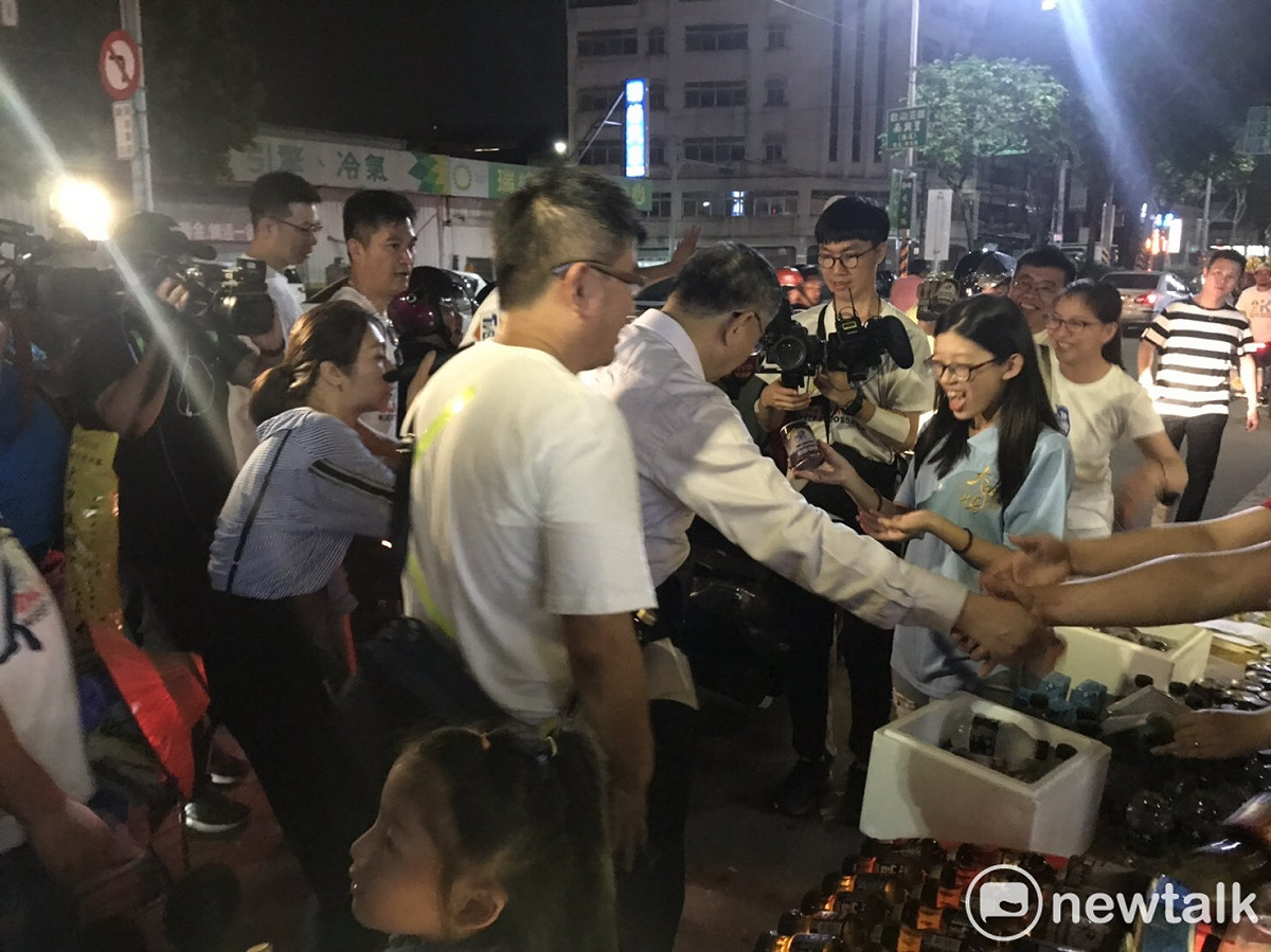 柯文哲與民眾握手。 圖：周煊惠 / 攝
