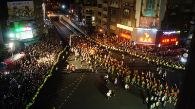 台中大甲鎮瀾宮媽祖展開為期9天8夜的遶境活動，由於往年遶境活動大小衝突不斷，今年彰化警方除加派員警保護鑾轎外，對於彰化市民生路地下道也進行交通管制，照片為媽祖鑾轎通過民生路地下道的情形。 圖：中央社
