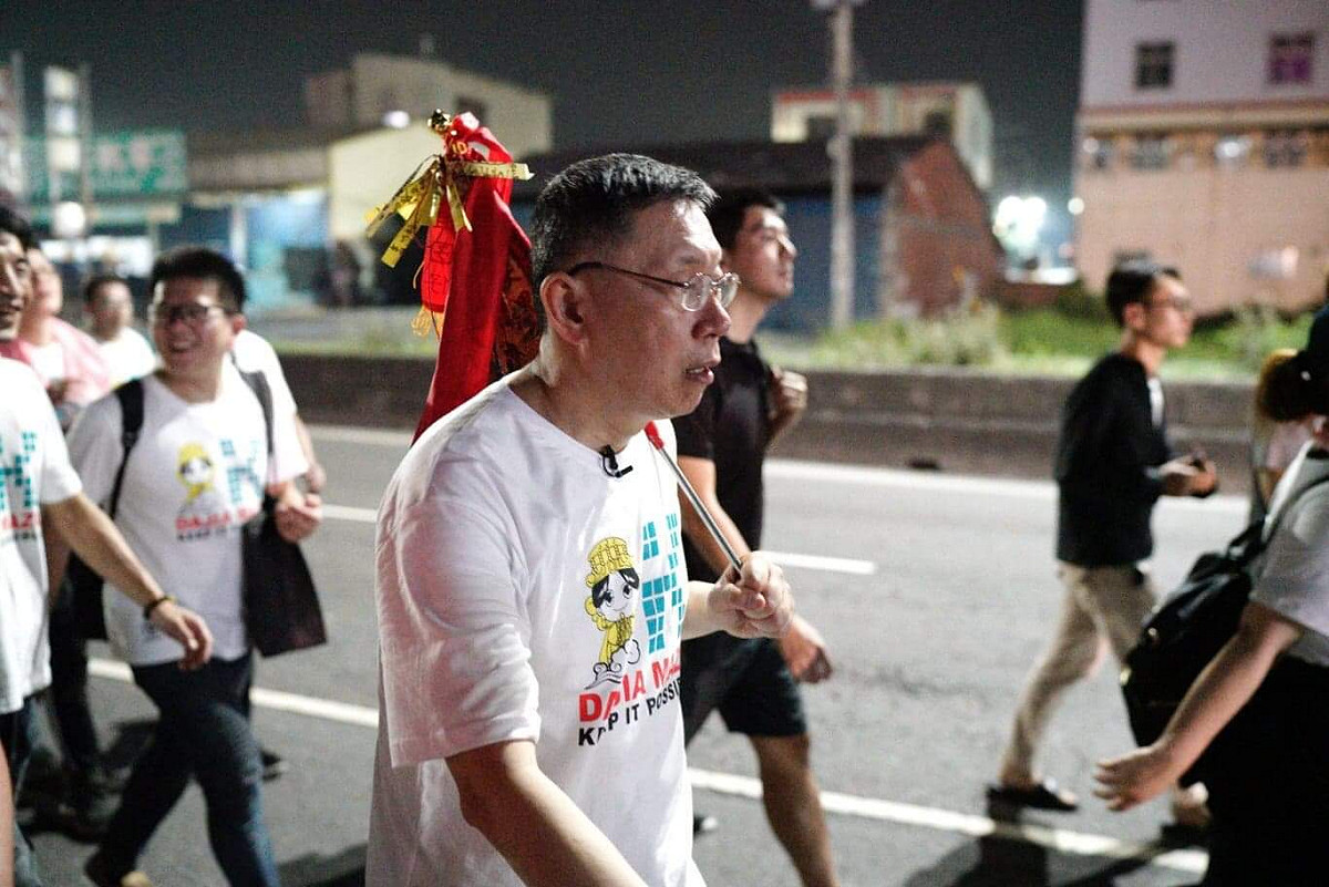 台北市長柯文哲8日晚間10:35，抵達員林市與大村鄉交界的一處休息站時，比表訂抵達員林龍燈公園的時間落後。 圖：張良一/攝