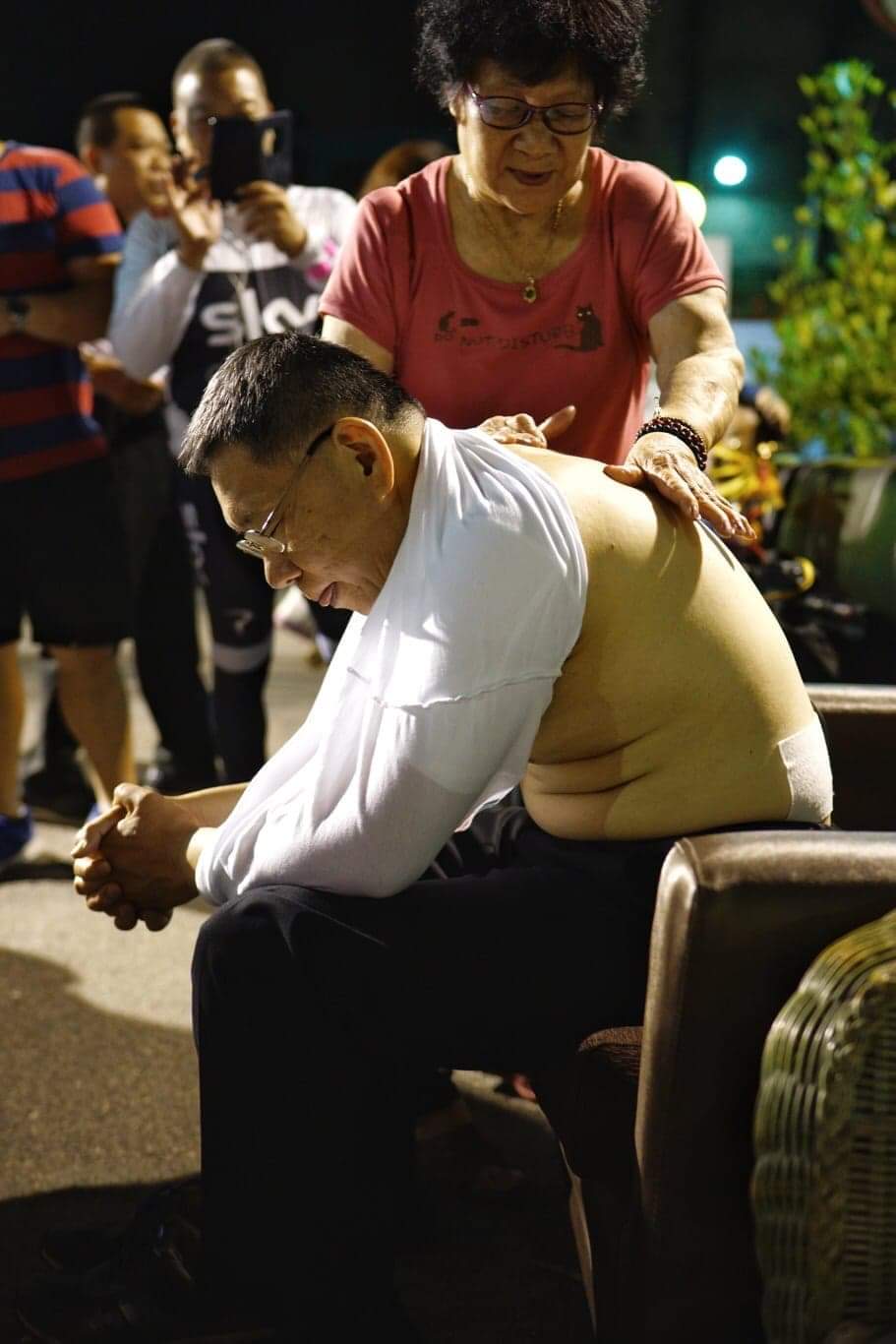 按摩過程中，阿伯小腹三層肉一覽無遺，身上貼的藥膏也出來見人，但也讓柯連續兩個夜晚熬夜走路所積累的緊蹦筋骨獲得舒緩。 圖：張良一/攝