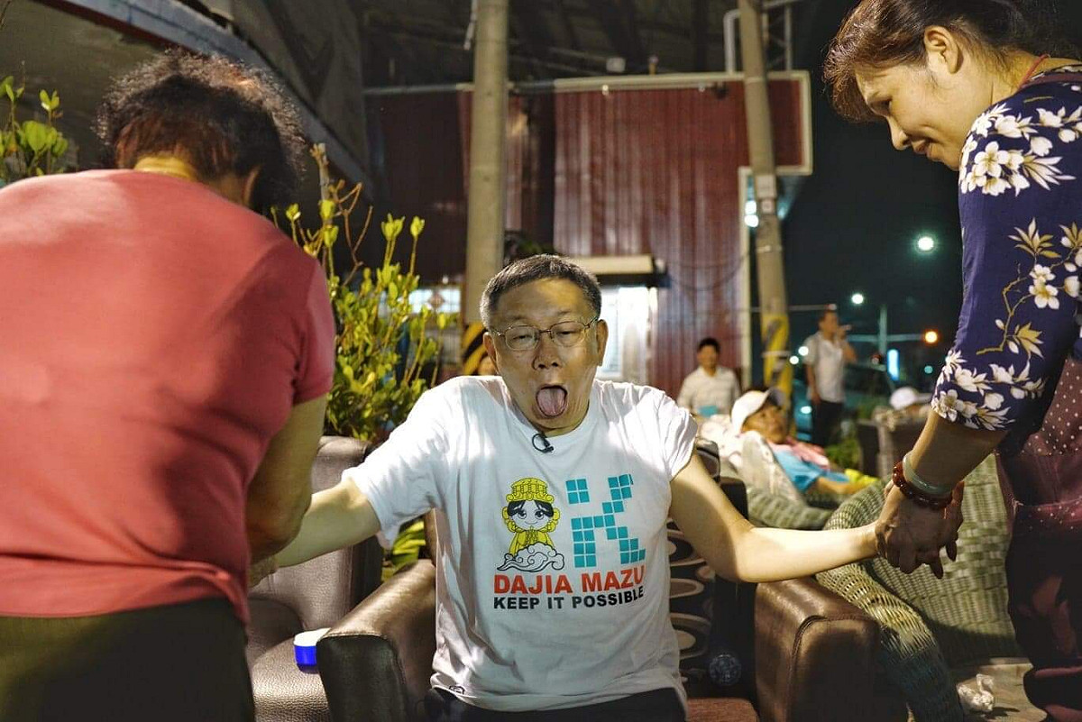 一位78歲的阿嬤幫柯文哲從頭到腳指壓按摩，柯文哲被按到痛處時，臉部頻頻露出痛苦狀，此一吐舌頭的鏡頭很逗趣。 圖：張良一/攝