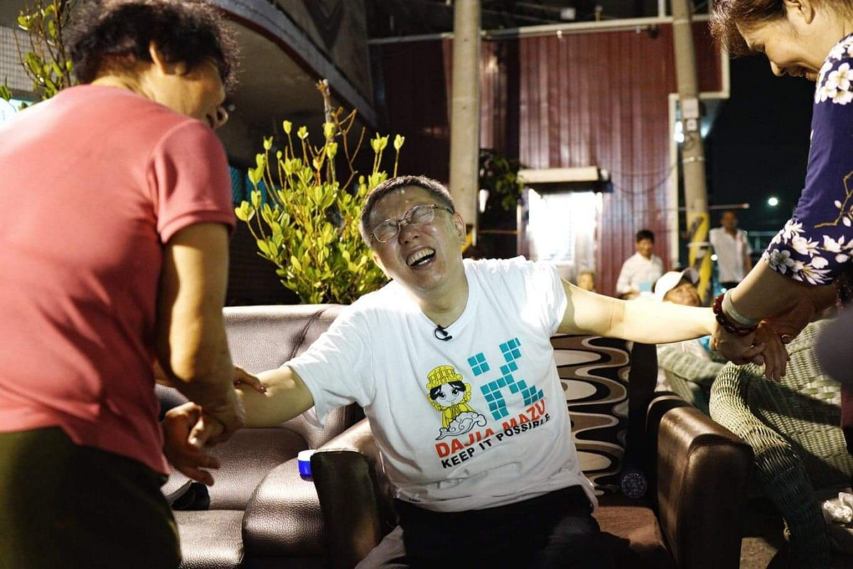 一位78歲的阿嬤幫柯文哲從頭到腳指壓按摩，柯文哲被按到痛處時，臉部頻頻露出痛苦狀。 圖：張良一/攝
