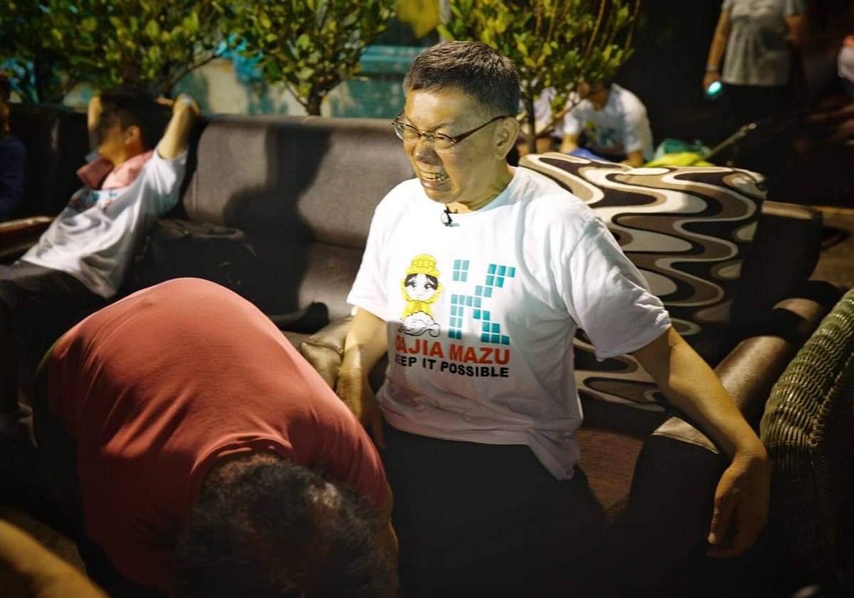 一位78歲的阿嬤幫柯文哲從頭到腳指壓按摩，柯文哲被按到痛處時，臉部頻頻露出痛苦狀。 圖：張良一/攝