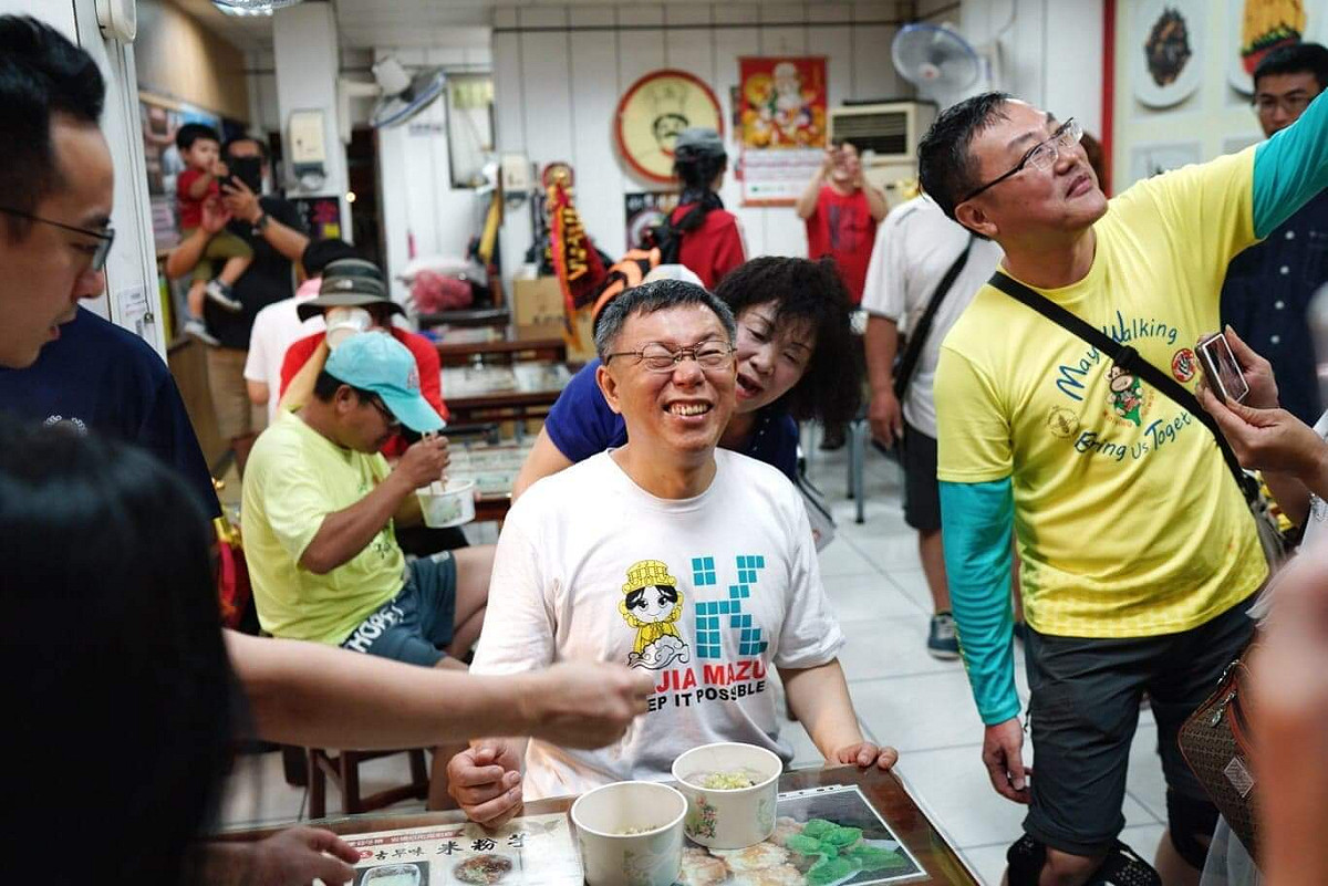 柯文哲被按摩後，開玩笑說，這一按讓他可以不休息一路走到新港奉天宮！ 圖：張良一/攝
