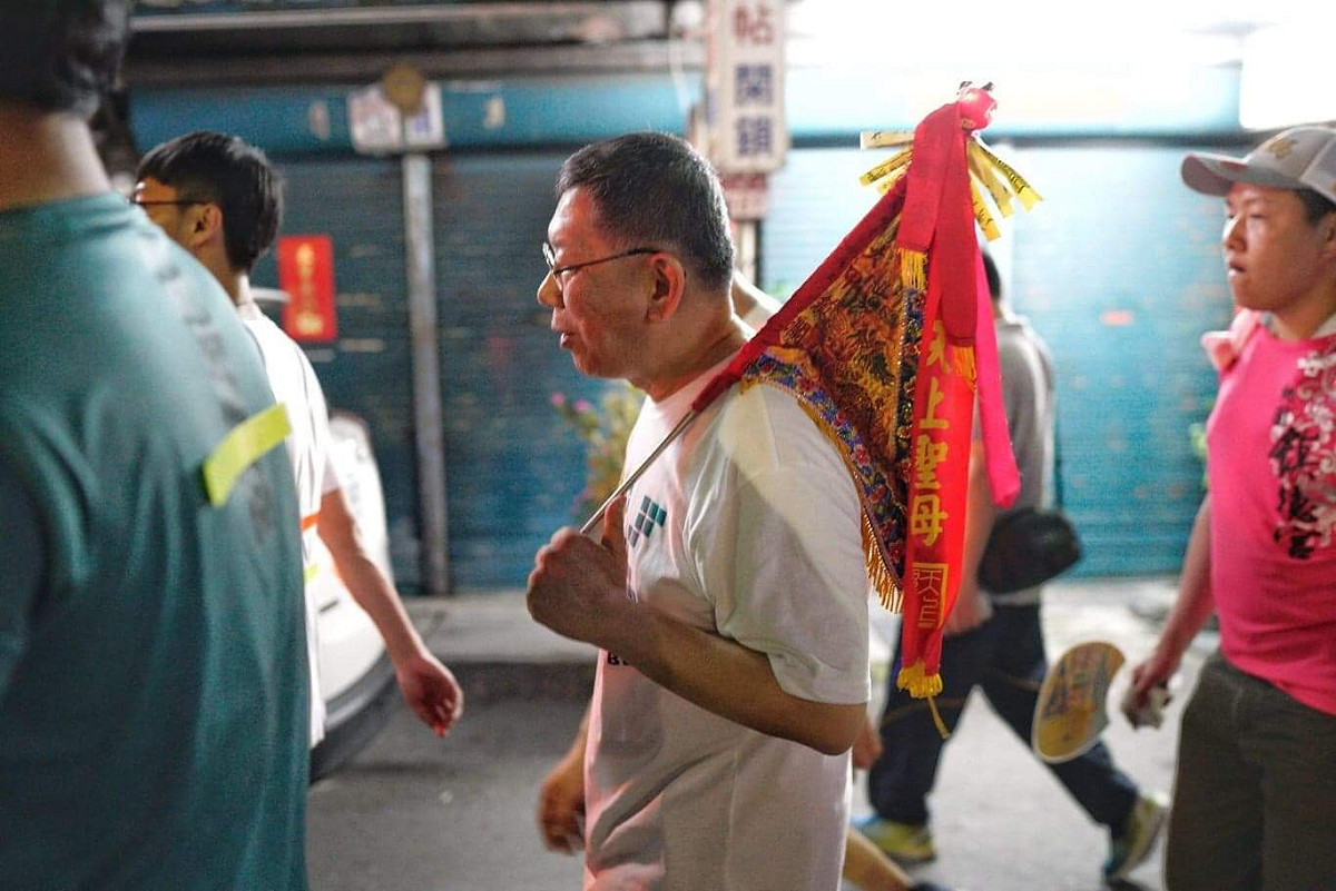 8日晚間11:45分，台北市長柯文哲從員林北門再度上路。 圖：張良一/攝
