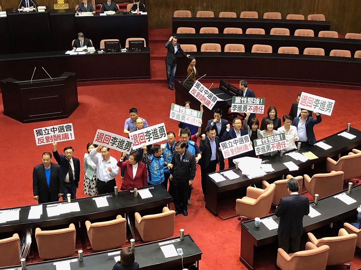 立法院院會今（9）天把此人事同意權案交付委員會審查，藍委不滿群聚於議場主席台前，高喊「退回李進勇 反對酬庸」。 圖：趙婉淳／攝
