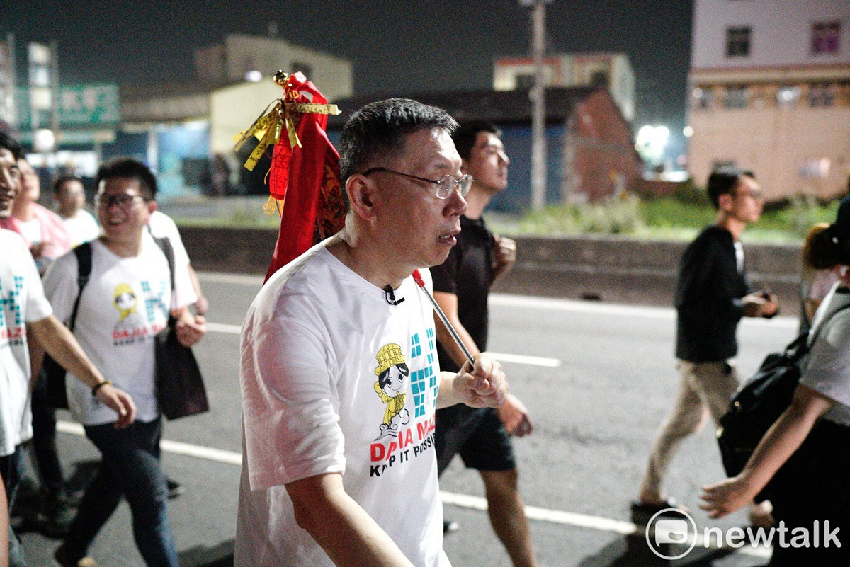 台北市長柯文哲繼續完成大甲媽祖遶境行程，將改踩腳踏車上陣。 圖：張良一 / 攝