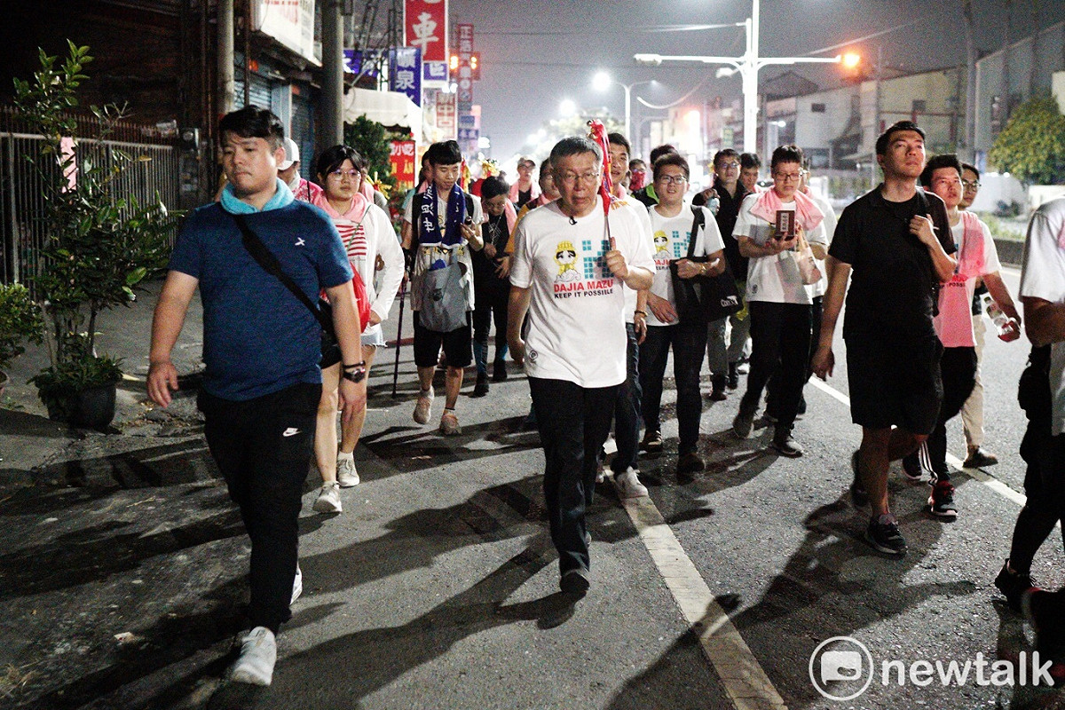 台北市長柯文哲繼續完成大甲媽祖遶境行程，將改踩腳踏車上陣。 圖：張良一 / 攝