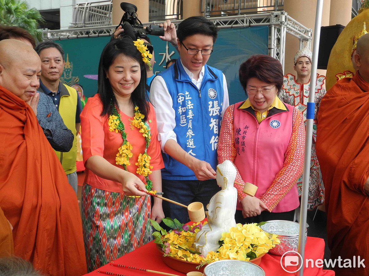文化局長蔡佳芬、市議員陳錦錠及其子張智倫，在記者會現場浴沸祈福。  圖 : 王峻昌/攝