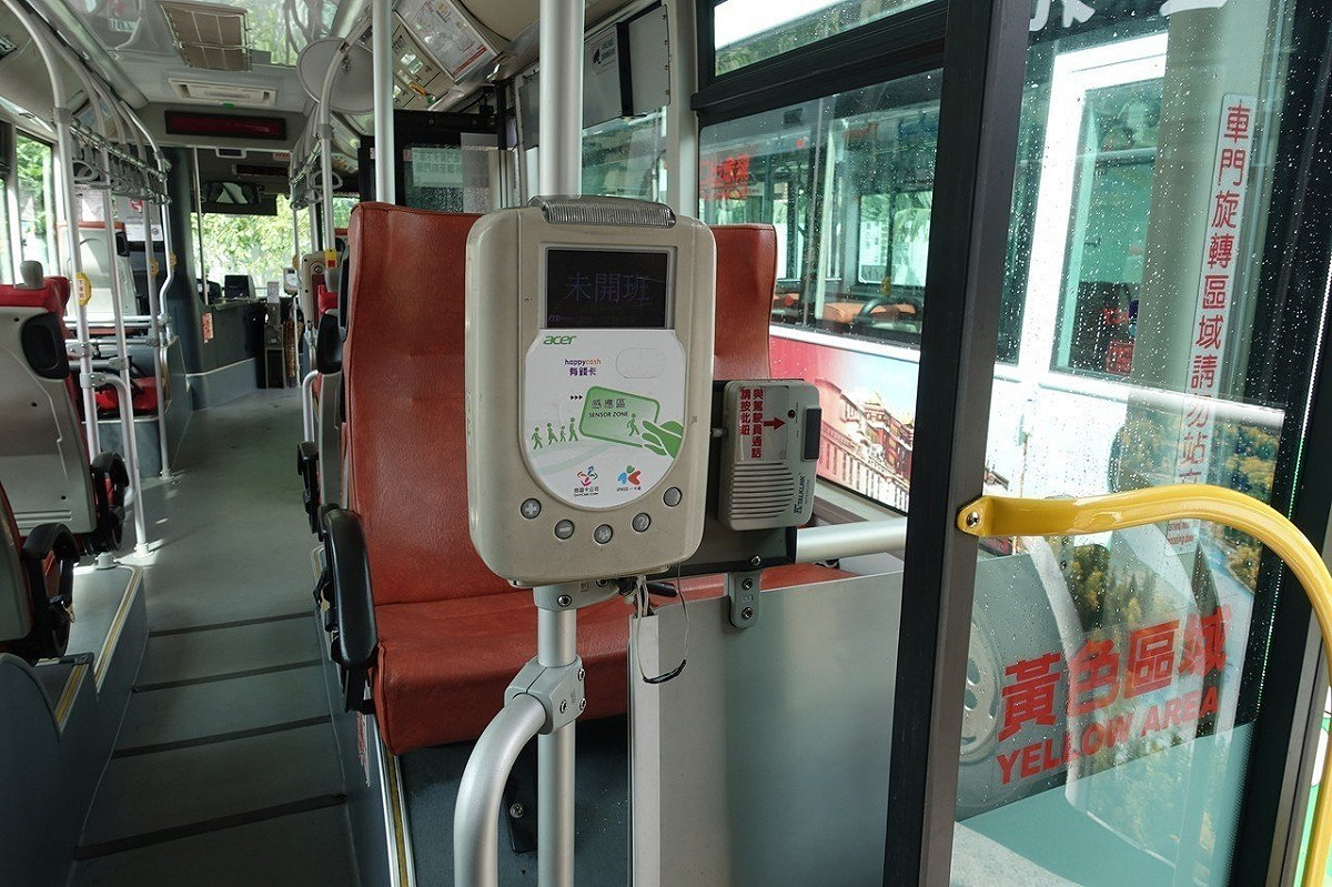 新北市部分公車提供免費WiFi設備使用華為網卡。 圖：新北市交通局/提供