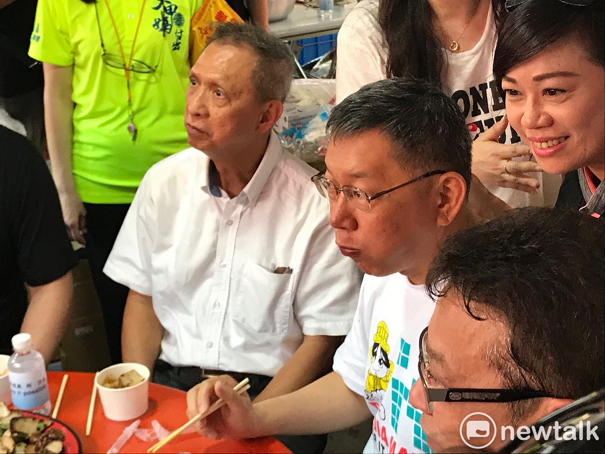 台北市長柯文哲在西螺福興宮用餐，吸引許多民眾來拍照。 圖：周煊惠 ／攝