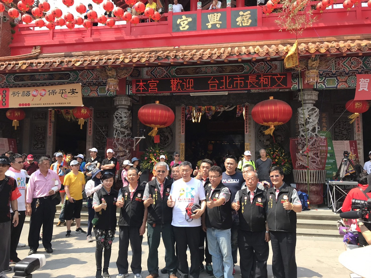 台北市長柯文哲走大甲媽祖遶境行程，人已到雲林西螺福興宮。 圖：周煊惠 / 攝