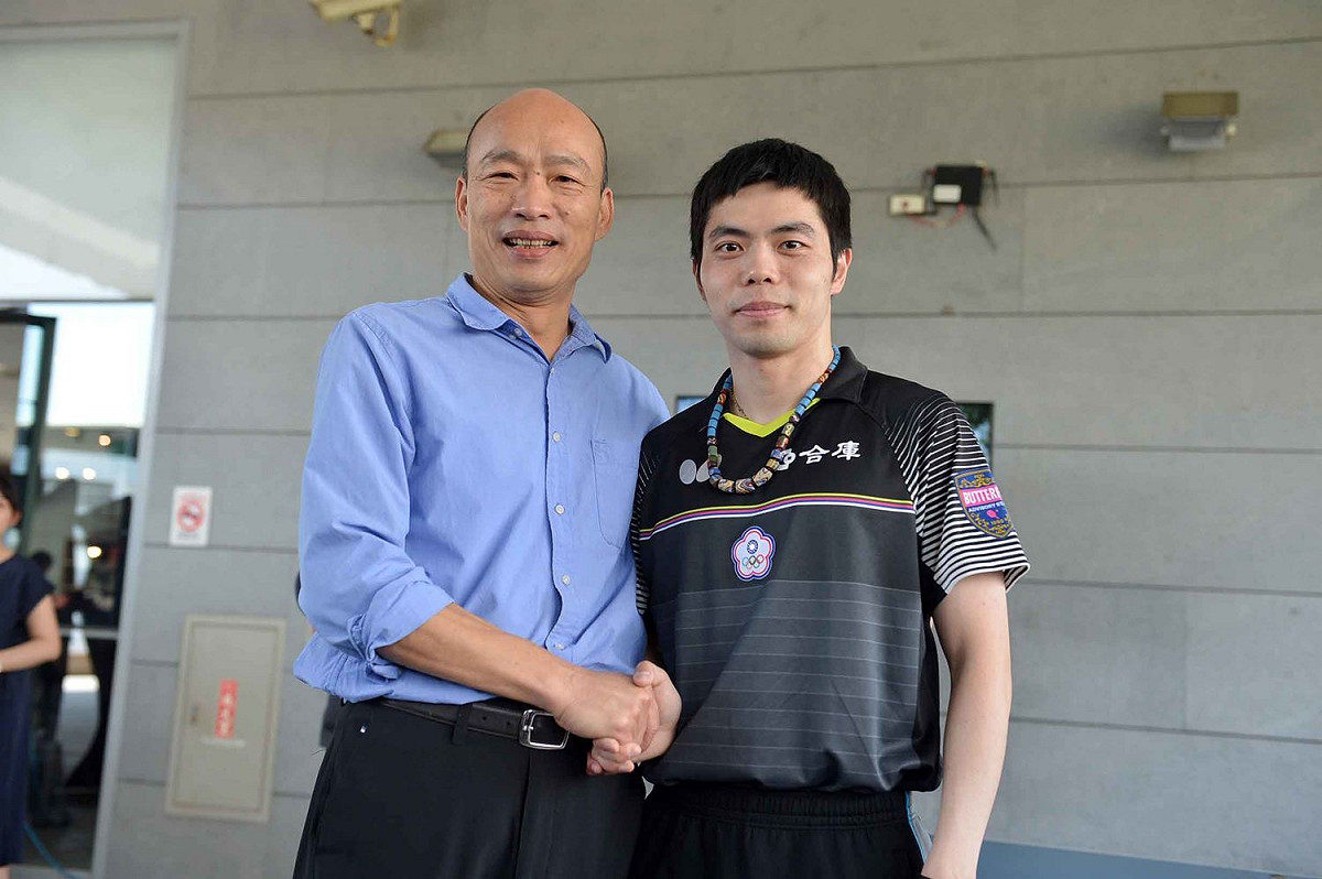 高雄市長韓國瑜（左）與桌球教父莊智淵（右）合影。 圖：高雄市政府提供