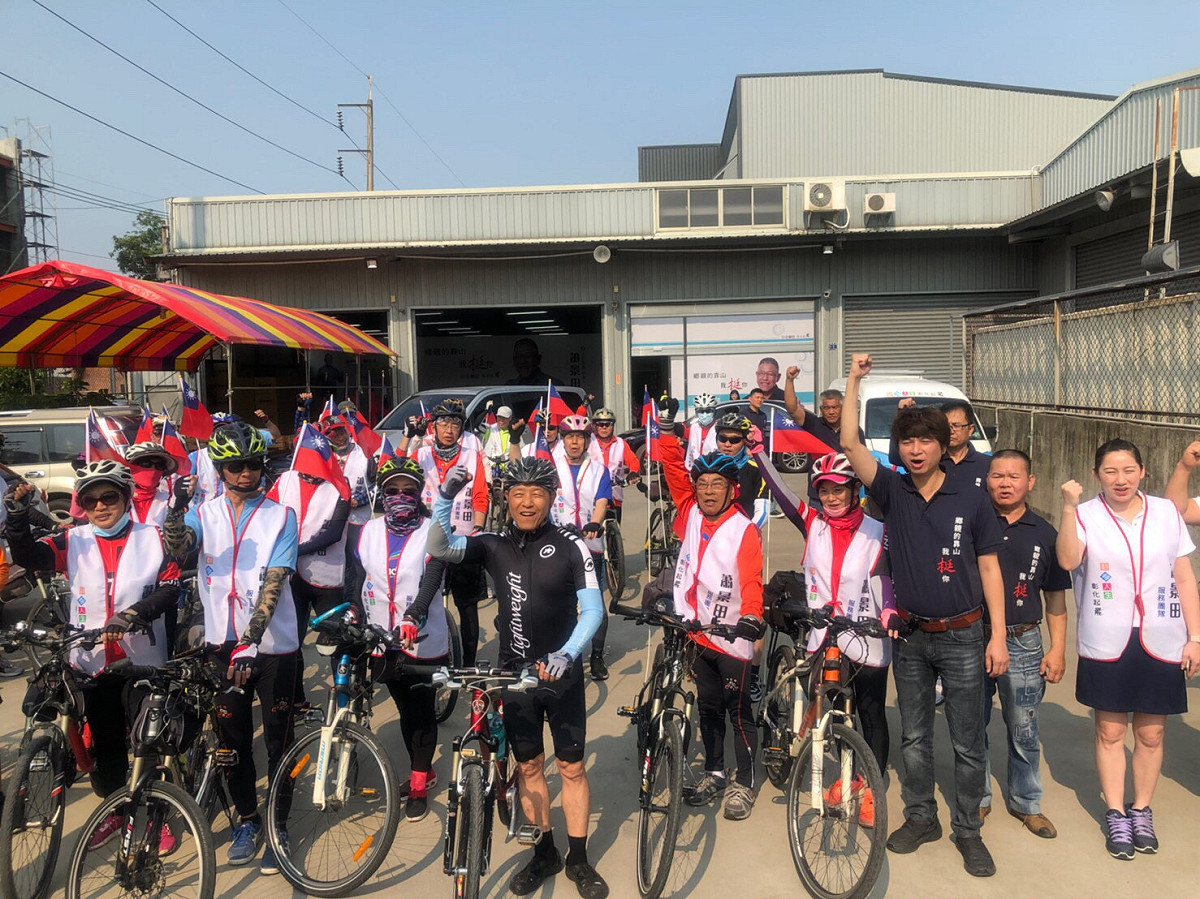 蕭景田從競選總部騎單車出發，聲勢浩大。 圖：蕭景田競選總部/提供