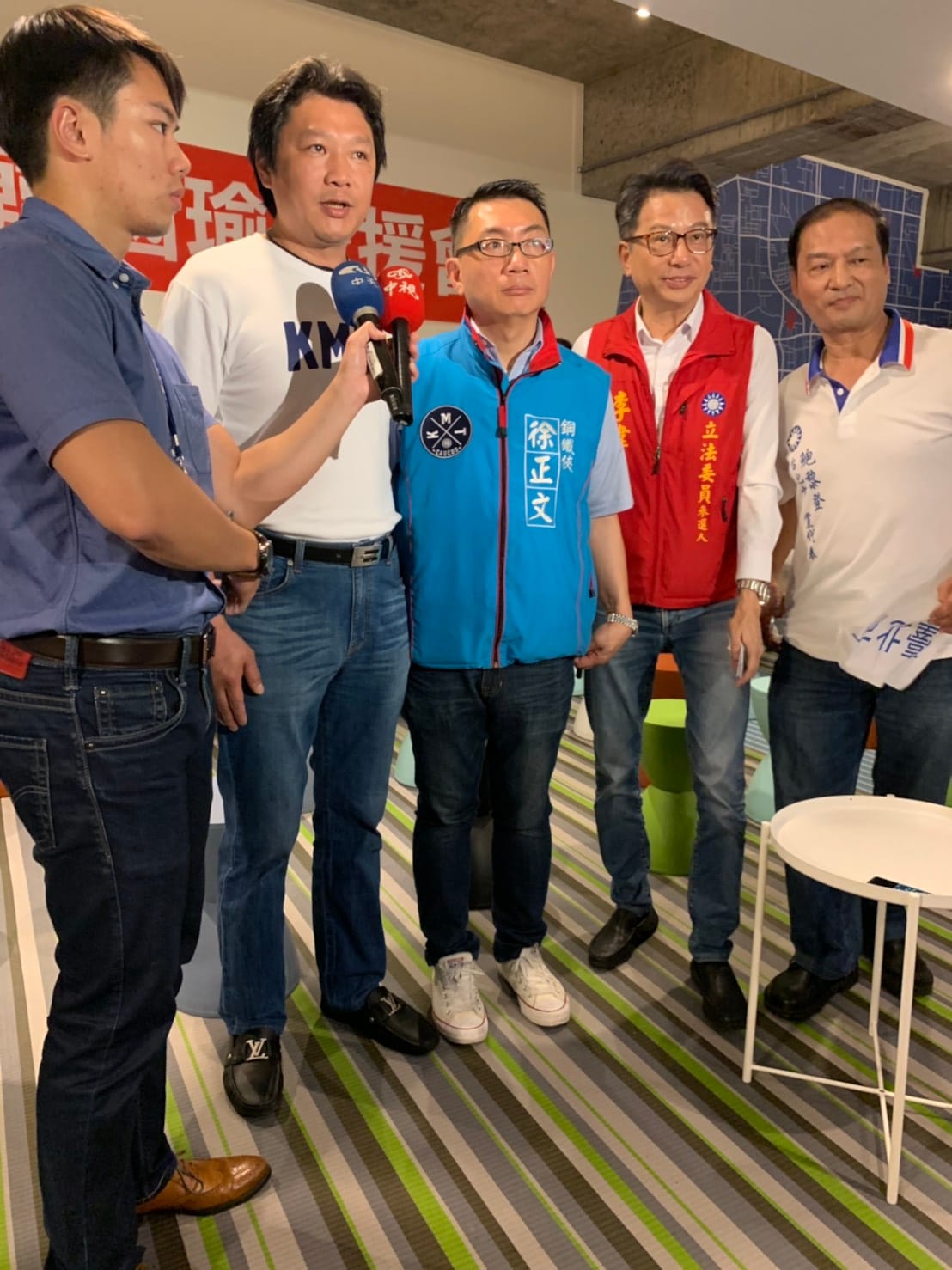 徐正文上午號召全台22縣市中央委員和黨代表共同召開記者會，眾人高喊「徵召韓國瑜！國民黨加油！吳主席加油！」口號。  圖：趙婉淳／攝