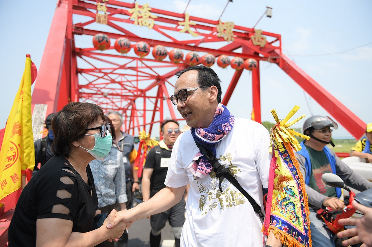 朱立倫參與大甲媽祖遶境進香活動進入第三天，今天中午行走途中突傳不適，疑似中暑。 圖：朱立倫辦公室／提供