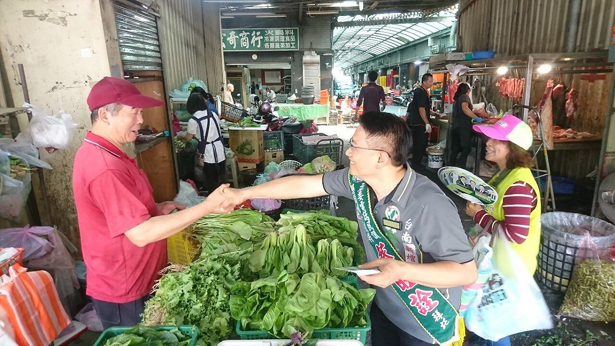 台南市議員蔡旺詮拜票時表示，他早已決定婉拒出席協商，並提早向市黨部請假。 圖：黃博郎/攝